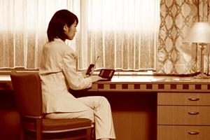 様々な業界で利用できる電子看板について